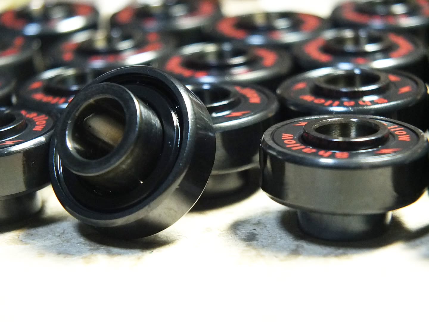 Shallow built-in spacer skateboard bearings