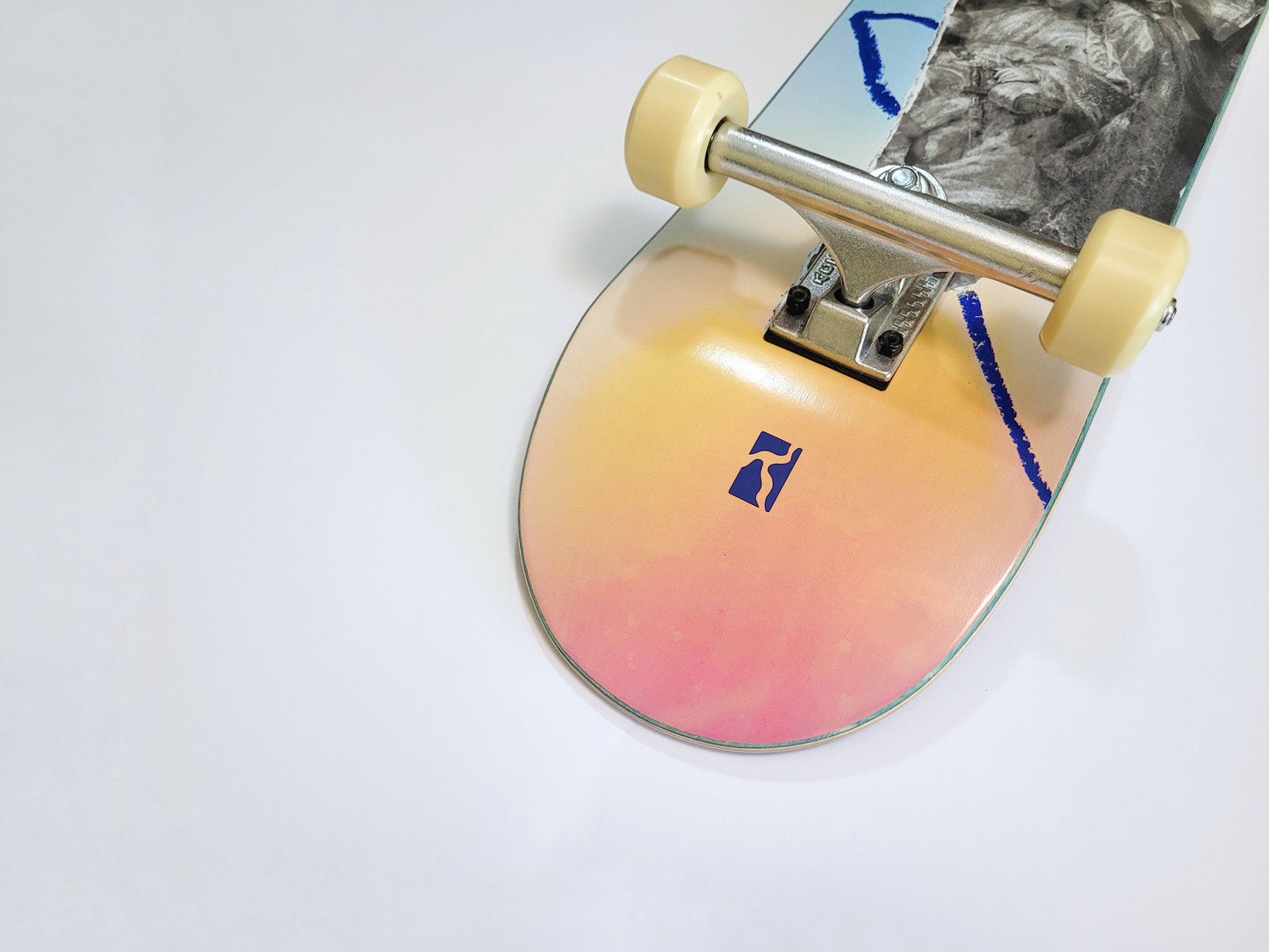 Poetic Collective 'Gradient Crown' skateboard - SkatebruhSG