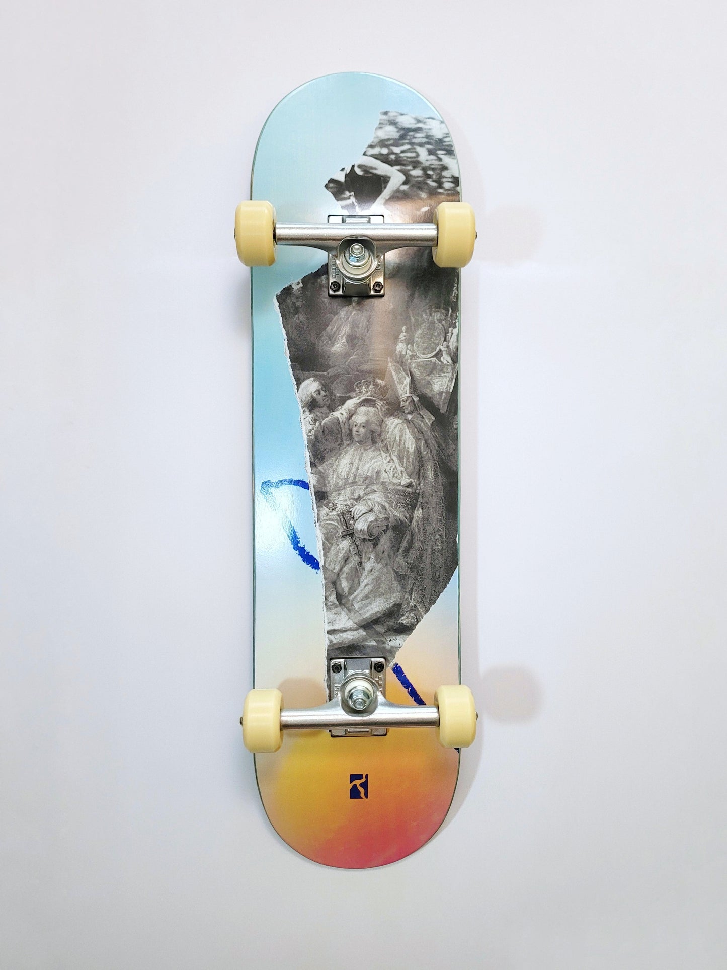 Poetic Collective 'Gradient Crown' skateboard - SkatebruhSG